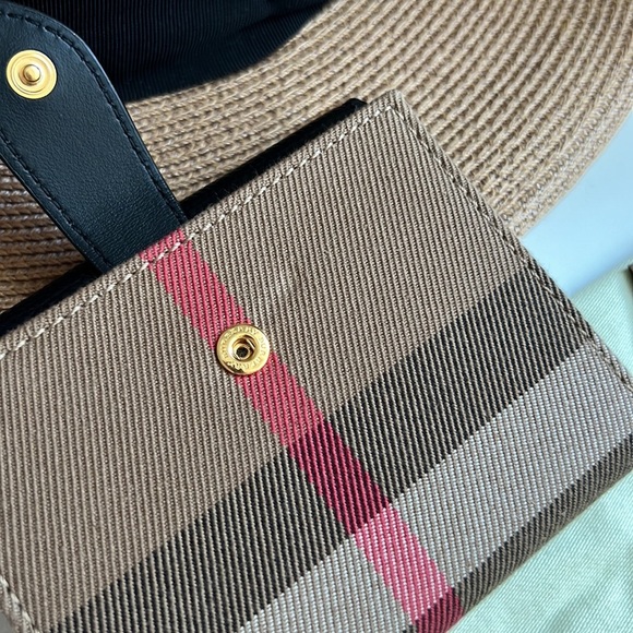 Burberry Leather Wallet - Picture 11 of 16